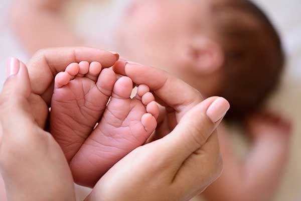 Ernährung des Frühgeborenen im Krankenhaus und nach Entlassung: Rolle der Muttermilch